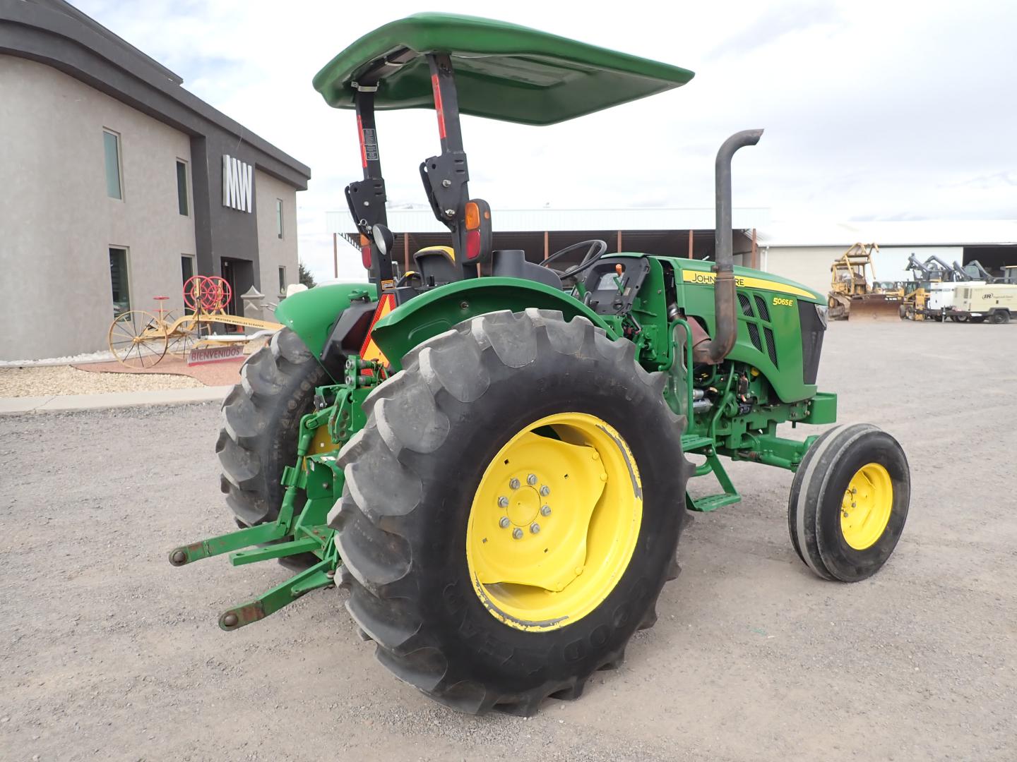 ./imagenes/INVOICE/2019/16432/TRACTOR JOHN DEERE_5065E (8).JPG